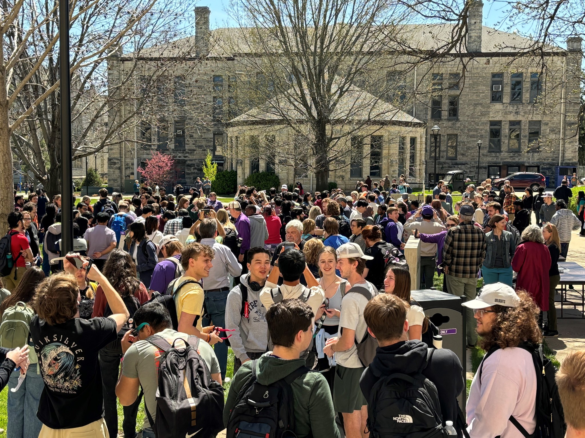 Eclipse crowd on Cardwell lawn