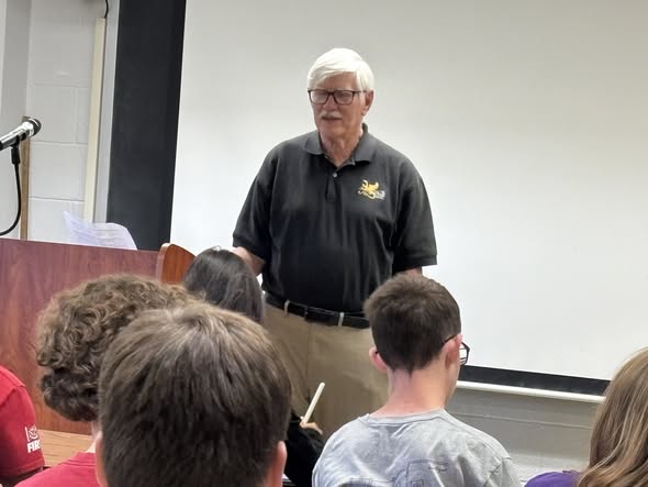 Dr. Ralph L. Hollis, Jr. speaks to Physics undergraduate students